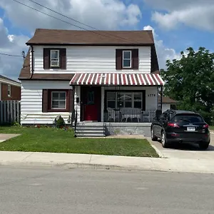 Newly Renovated 2 Bedroom 1 Ba *10 Min Walk To Falls* Apartment