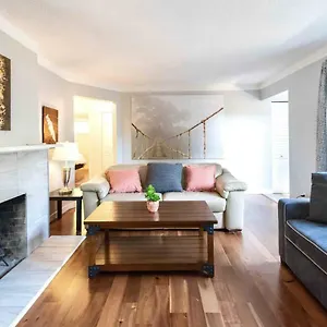 Holiday home Lovely 10 Minutes To Downtown !!! Victoria